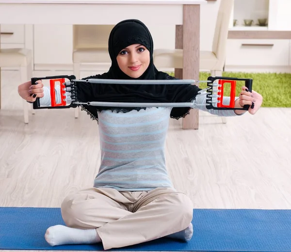 Die Junge Frau Hidschab Macht Hause Übungen — Stockfoto