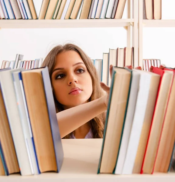 Joven Estudiante Preparándose Para Los Exámenes Biblioteca —  Fotos de Stock