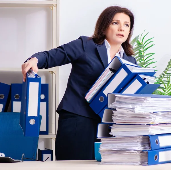 Bizneswoman Średnim Wieku Niezadowolona Nadmiernej Pracy — Zdjęcie stockowe