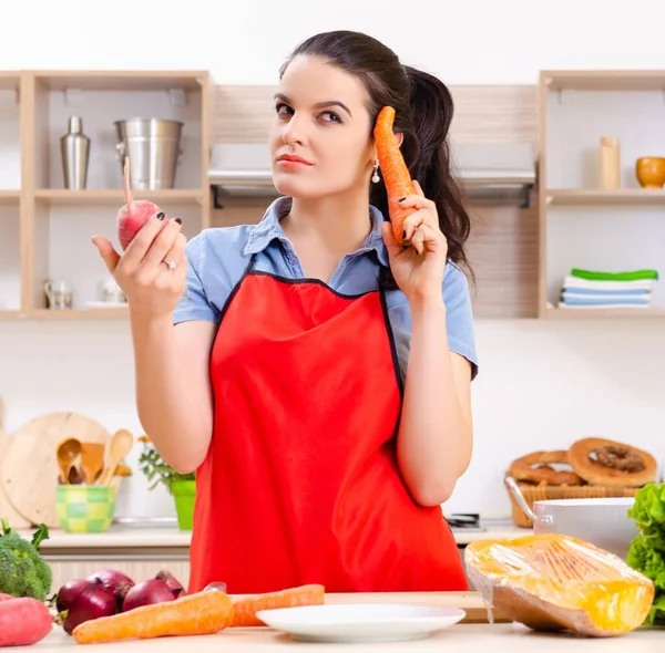 台所に野菜のある若い女性 — ストック写真