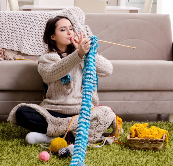 Young Beautiful Woman Knitting Home — Stock Photo, Image
