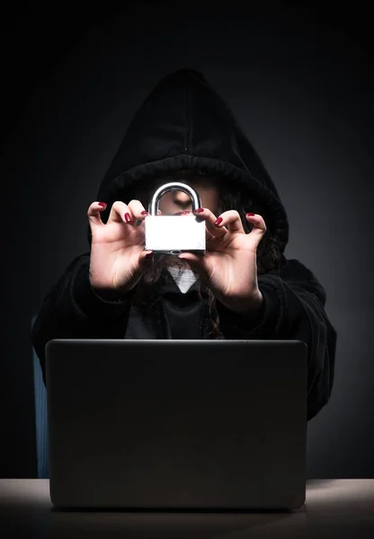 Γυναίκα Χάκερ Hacking Τείχος Προστασίας Ασφαλείας Αργά Στο Γραφείο — Φωτογραφία Αρχείου