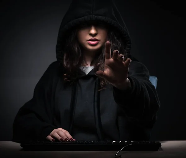 Női Hacker Meghackelte Biztonsági Tűzfalat Irodában — Stock Fotó