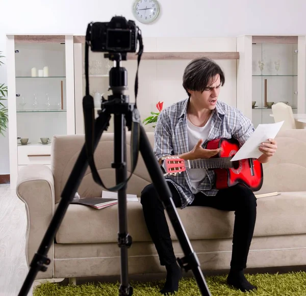 Jeune Guitariste Enregistre Une Vidéo Pour Son Blog — Photo