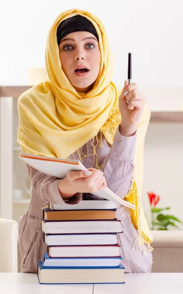 Vrouwelijke Student Hijab Voorbereiding Voor Examens — Stockfoto