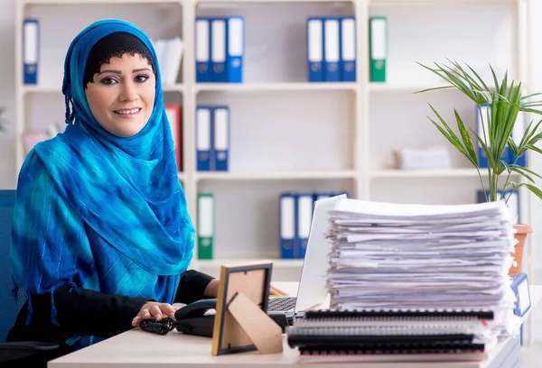 Zaměstnankyně Hidžábu Pracující Kanceláři — Stock fotografie