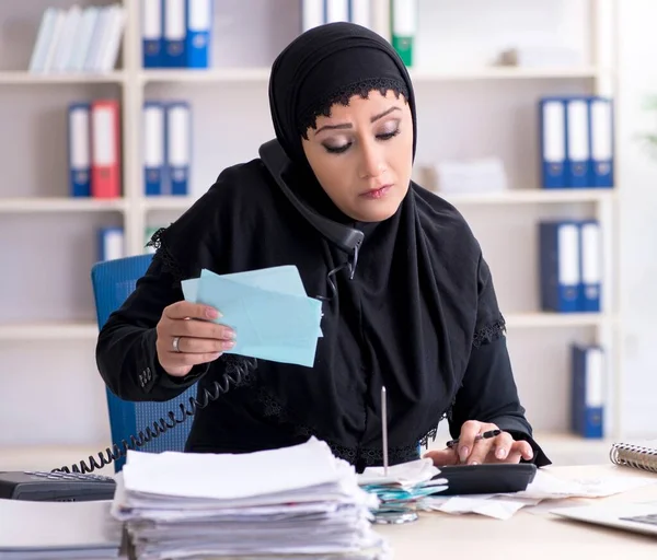 Kvinnlig Anställd Bokhållare Hijab Arbetar Kontoret — Stockfoto