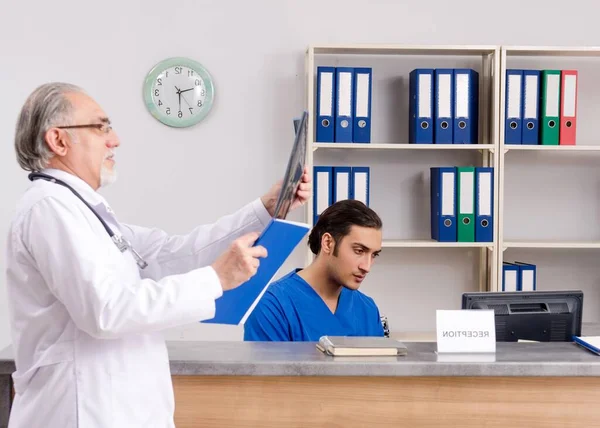 Orvosok Beszélgetnek Recepción Kórházban — Stock Fotó