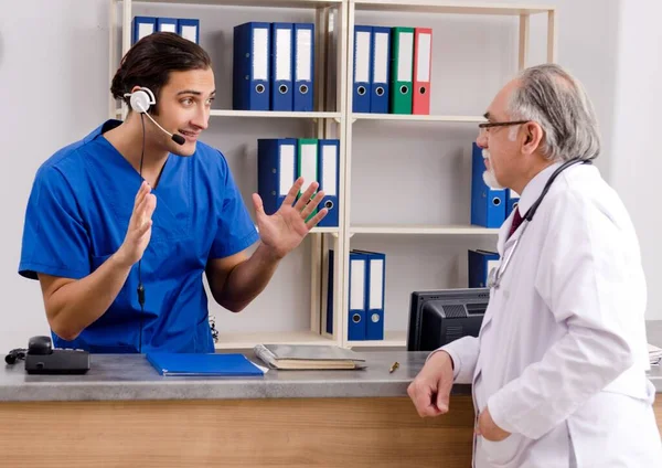 Médicos Hablando Recepción Hospital — Foto de Stock