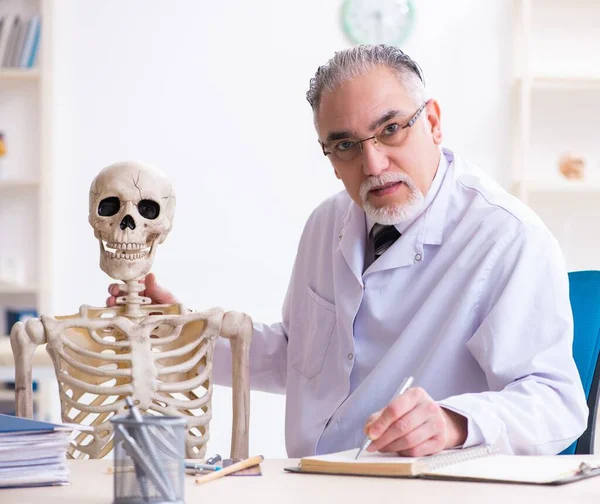 Der Betagte Arzt Mit Skelett — Stockfoto