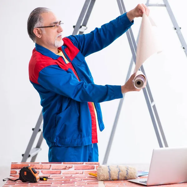 Old Contractor Doing Renovation Home — Stock Photo, Image