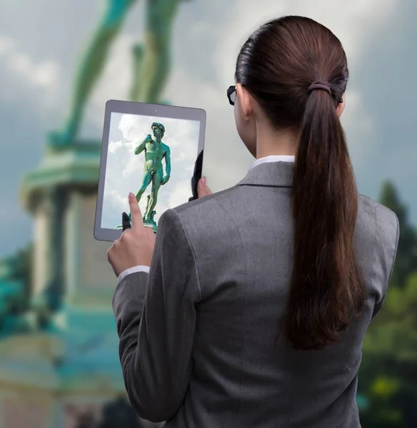 Het Virtual Reality Reisconcept Met Vrouw Tablet — Stockfoto
