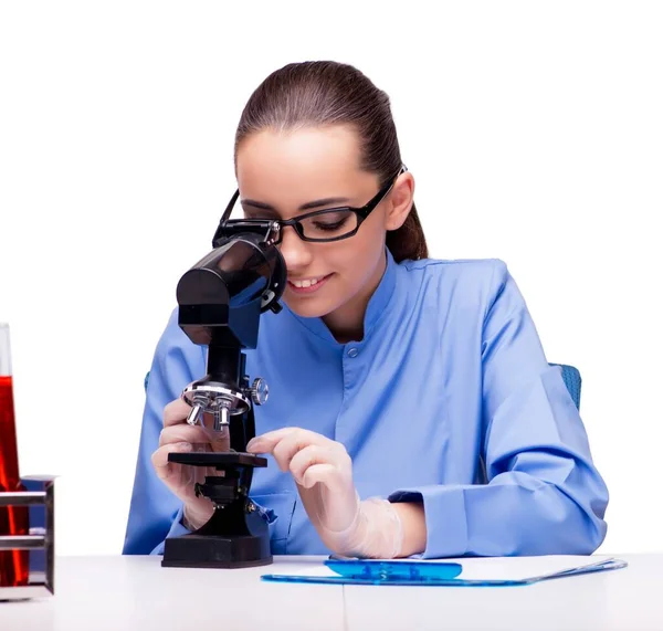 Laboratoriekemisten Arbetar Med Mikroskop Och Rör — Stockfoto