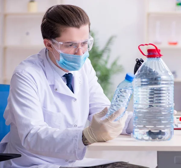 Young Male Chemist Experimenting Lab — Stock Photo, Image