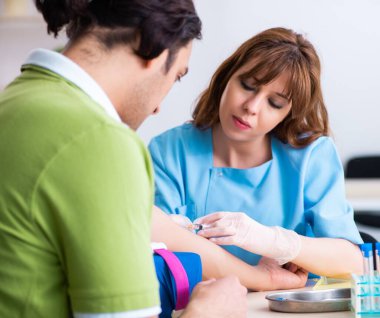 Hastane kliniğinde kan transfüzyonu