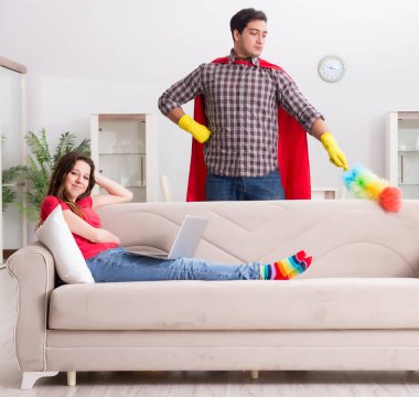 Süper kahraman koca karısına evde yardım ediyor.