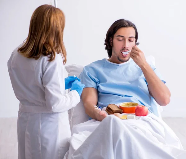 Mężczyzna Jedzący Jedzenie Szpitalu — Zdjęcie stockowe