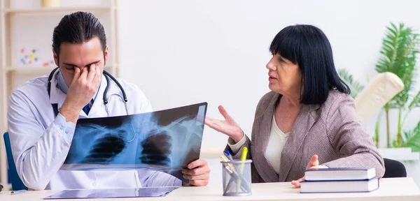 Young Doctor Examining Senior Old Woman — Stock Photo, Image