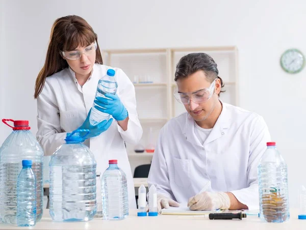 Two Chemists Working Lab — Stock Photo, Image