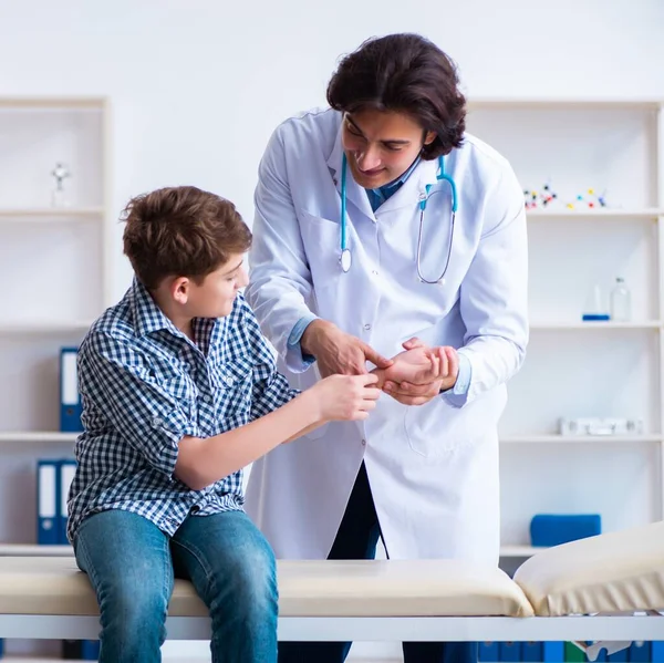 Hand Injured Boy Visiting Young Male Doctor — Stock Photo, Image