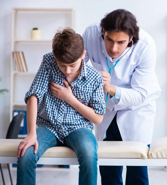 Mužský Lékař Vyšetřující Chlapce Podle Stetoskop — Stock fotografie