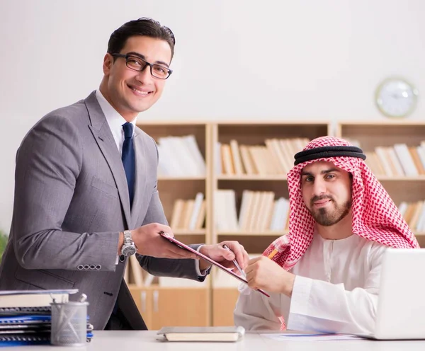 Das Vielfältige Geschäftskonzept Mit Dem Arabischen Geschäftsmann — Stockfoto