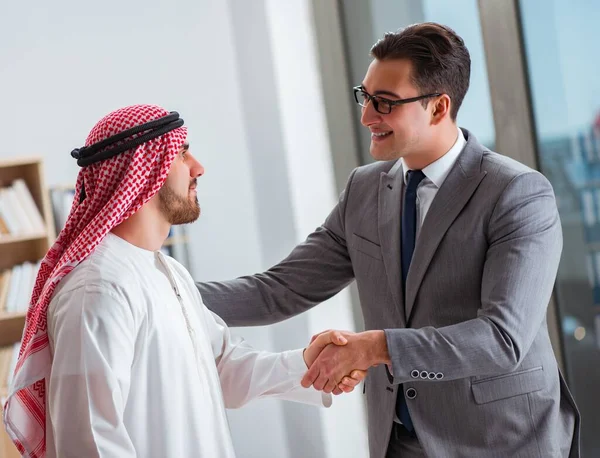 Das Vielfältige Geschäftskonzept Mit Dem Arabischen Geschäftsmann — Stockfoto