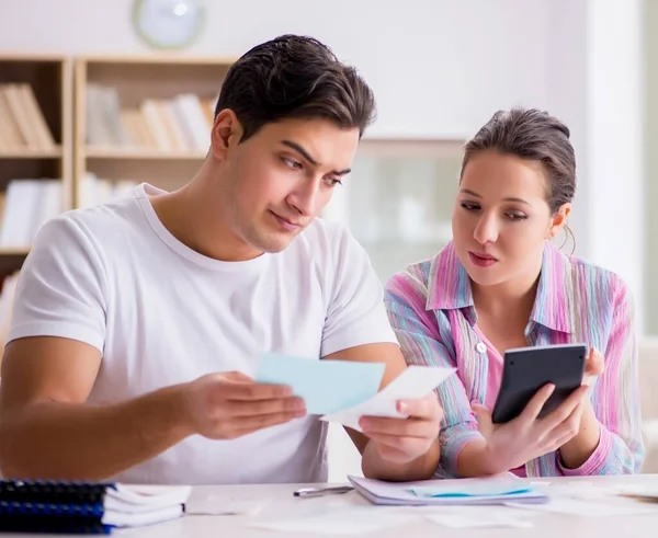 Young Family Discussing Family Finances — Stock Photo, Image