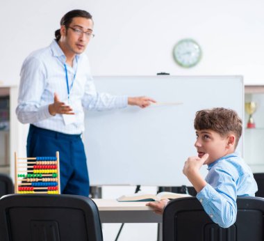 Genç baba oğlunun sınava hazırlanmasına yardım ediyor.