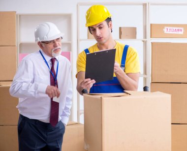 Profesyonel nakliyeciler evde yer değiştiriyor.