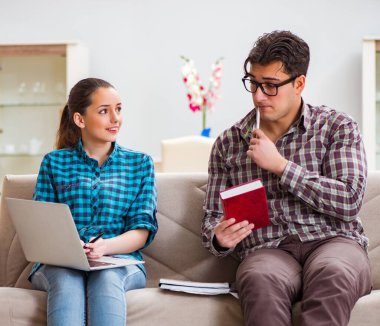 Üniversite sınavlarına hazırlanan öğrenciler