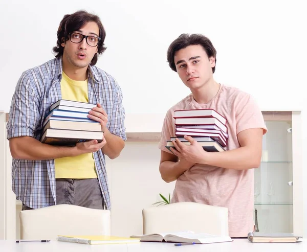 Två Manliga Studenterna Förbereder Sig För Hemtentamen — Stockfoto