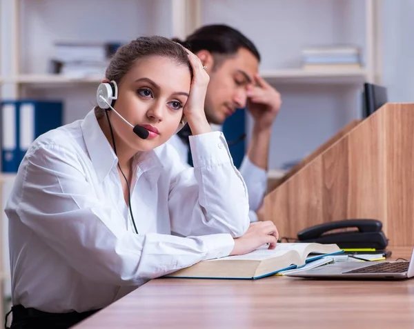 Gli Operatori Dei Call Center Che Lavorano Ufficio — Foto Stock