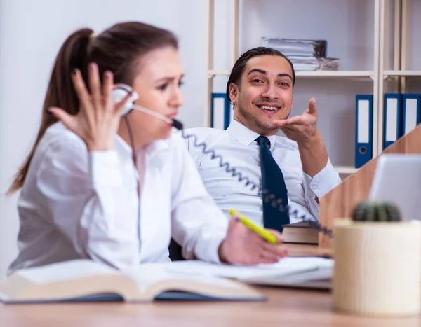 Gli Operatori Dei Call Center Che Lavorano Ufficio — Foto Stock