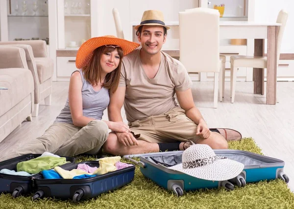 Young Couple Preparing Trip — Stock Photo, Image