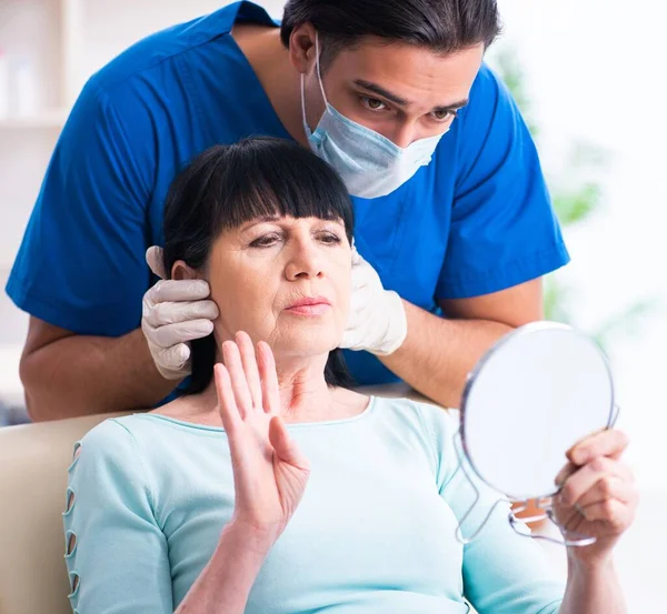 Old Woman Visiting Male Doctor Plastic Surgery — Stock Photo, Image