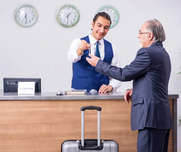 Old Businessman Hotel Reception Business Travel Concept — Stock Photo, Image