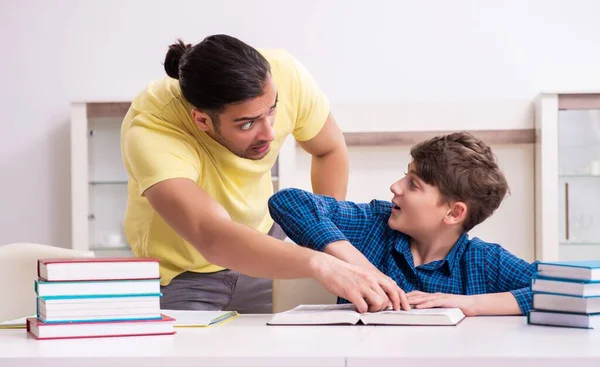 Vader Die Zijn Zoon Helpt Zich Voor Bereiden School — Stockfoto