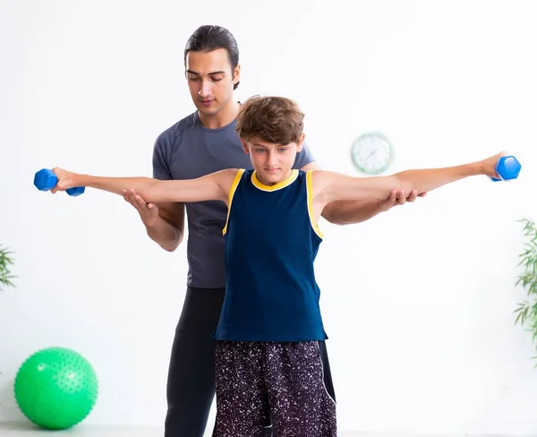 Der Junge Vater Und Sein Sohn Bei Übungen — Stockfoto