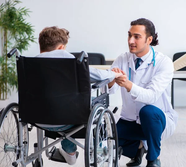 Genç Erkek Doktor Pediatrist Tekerlekli Sandalyedeki Çocuk — Stok fotoğraf