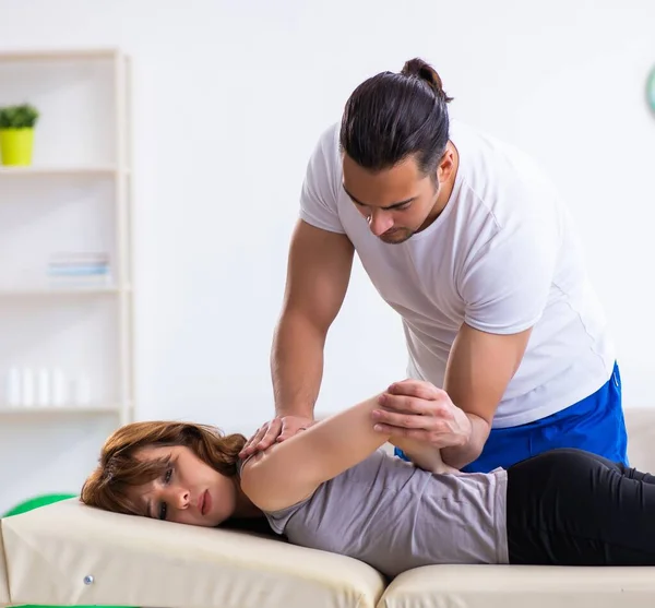 Young Woman Visiting Male Doctor Physiotherapist — Stock Photo, Image