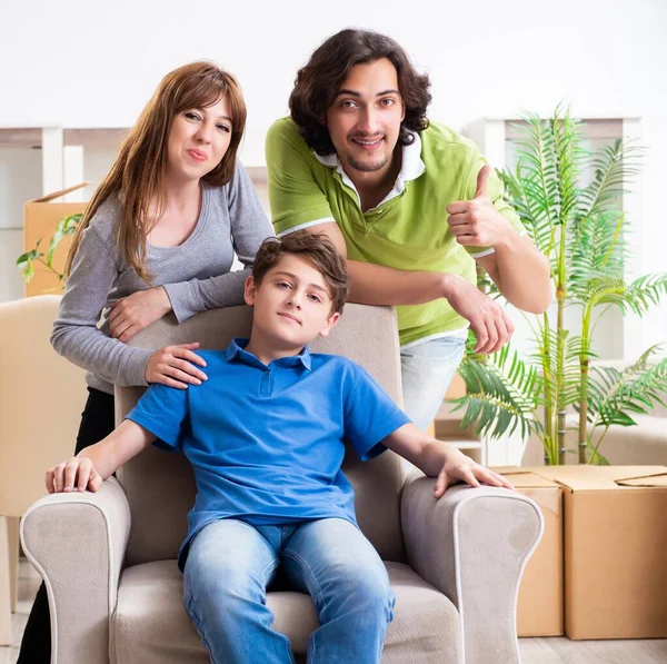 Giovane Famiglia Trasferisce Nel Nuovo Appartamento — Foto Stock