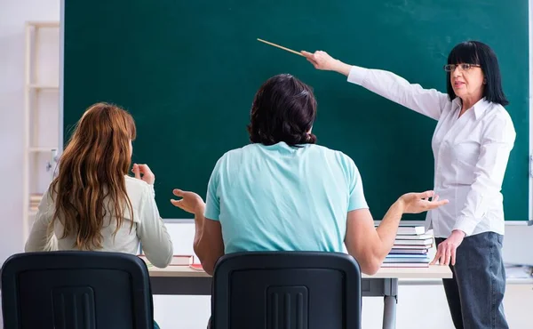 Der Alte Lehrer Und Die Schüler Klassenzimmer — Stockfoto