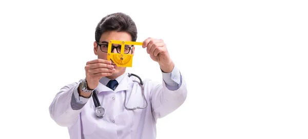 一个年轻的男医生 带着血压计 被白色隔离 — 图库照片