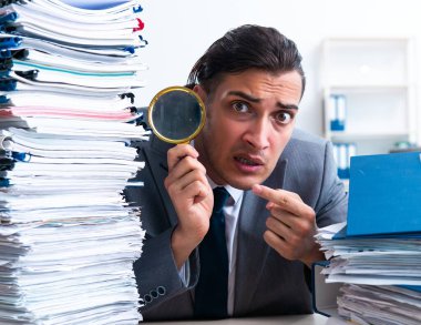 Ağır evrak işleriyle uğraşan işadamı.