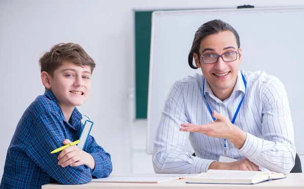 Νεαρός Δάσκαλος Και Αγόρι Στην Τάξη — Φωτογραφία Αρχείου