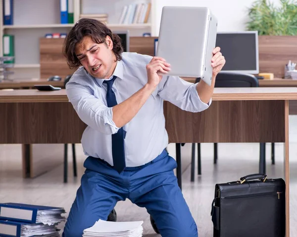 若い男性従業員とオフィスで多すぎる仕事 — ストック写真