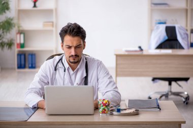 Klinikte çalışan genç bir doktor.