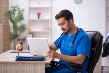 Klinikte çalışan genç bir doktor.