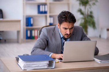 İş yerinde çalışan genç bir işadamı